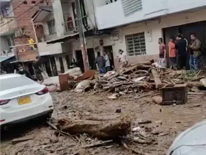 Calles de Bello tras el desbordamiento de la quebrada La García.