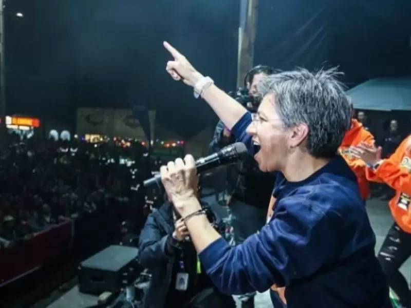 Claudia López baila salsa en Festival de Verano