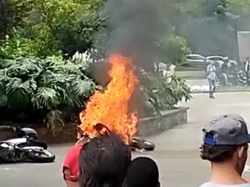 Moto del ejército quemada en Medellín