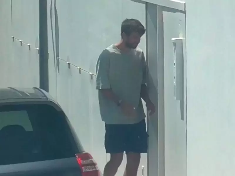 Piqué esperando en la puerta Piqué esperando en la puerta