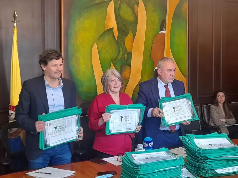 Ministra de Agricultura, Cecilia López (centro), hace anuncios sobre reforma agraria.