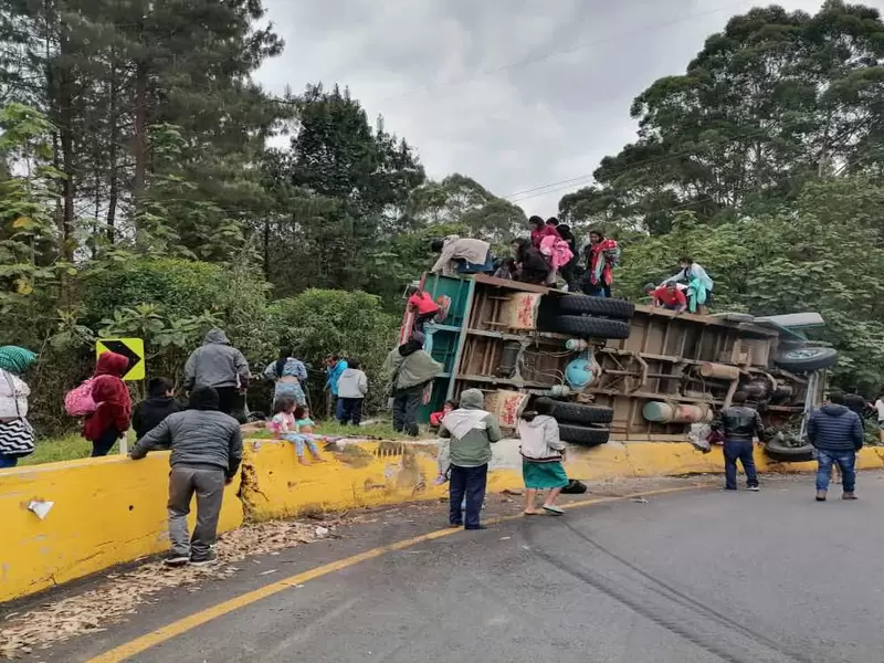 En el vehículo de transporte de pasajeros llevaba un grupo de indígenas