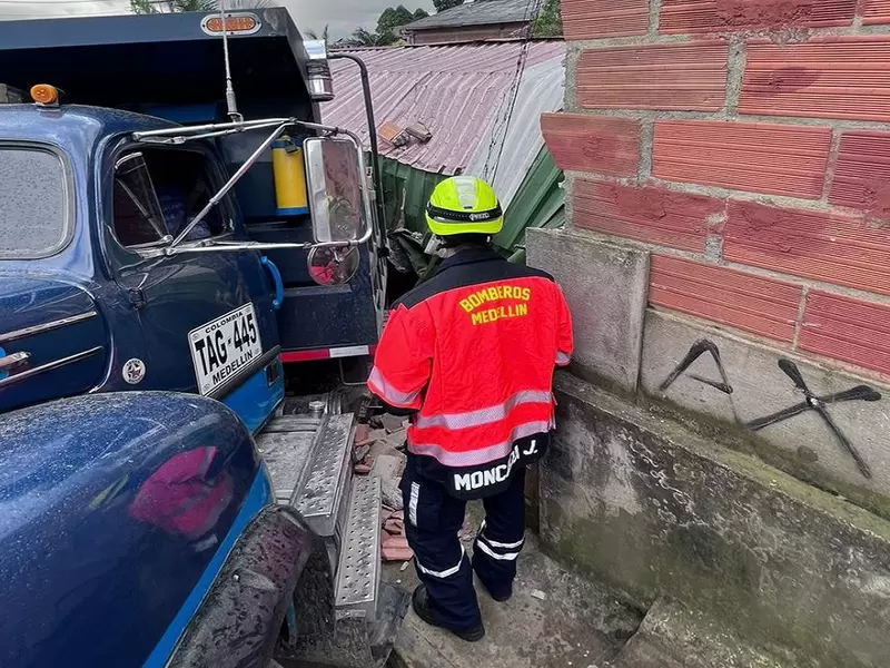 Volqueta se habría quedado sin frenos y colisionó contra jardín infantil en Medellín