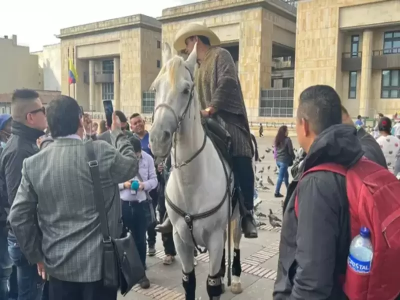Alirio Barrera sesiona con caballo en el Congreso Alirio Barrera sesiona con caballo en el Congreso
