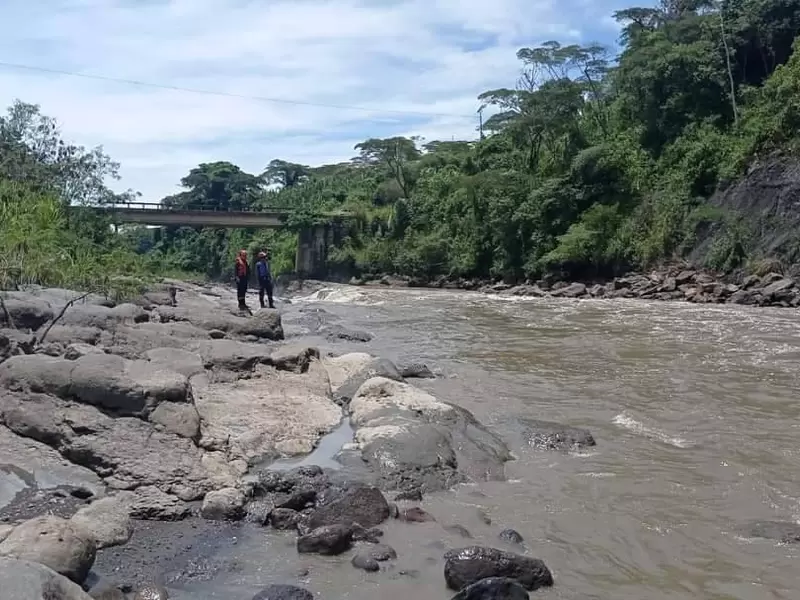 Búsqueda de joven en el río Suárez