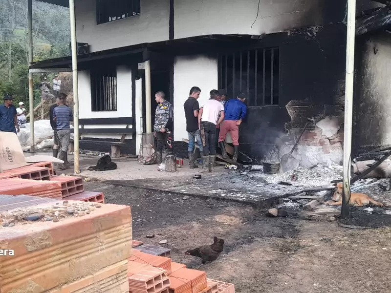 Así quedó la vivienda luego de prenderle fuego.