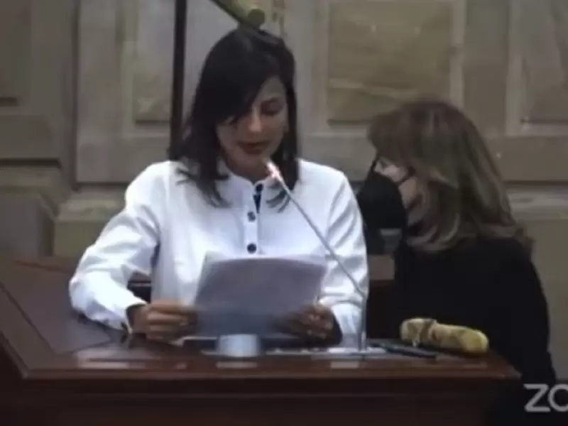 Ministra de Minas, Irene Vélez, leyendo su intervención durante un debate.
