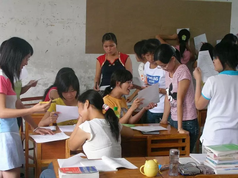 Niños estudiando