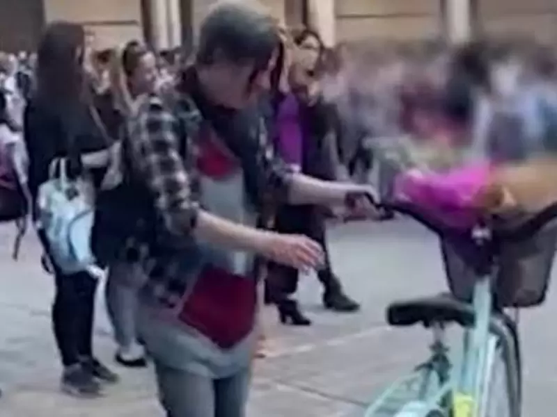 Niños regalan bicicleta a su profesora Niños regalan bicicleta a su profesora
