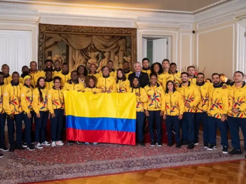 Gustavo Petro entrega bandera de Colombia a delegación de Juegos Suramericanos Gustavo Petro entrega bandera de Colombia a delegación de Juegos Suramericanos