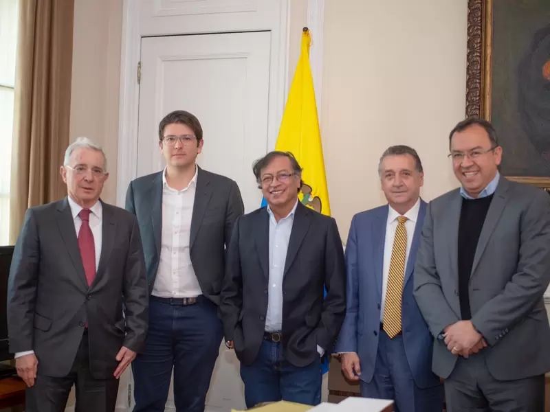 Reunión entre el Presidente Gustavo Petro, el Expresidente Álvaro Uribe y demás funcionarios.