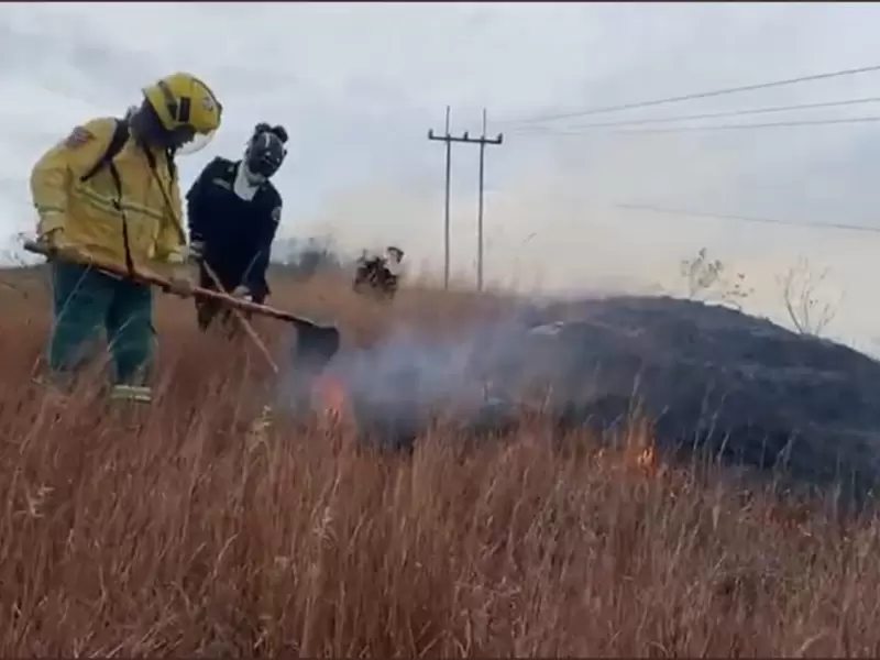 La emergencia fue atendida y controlada por cerca de 18 bomberos.