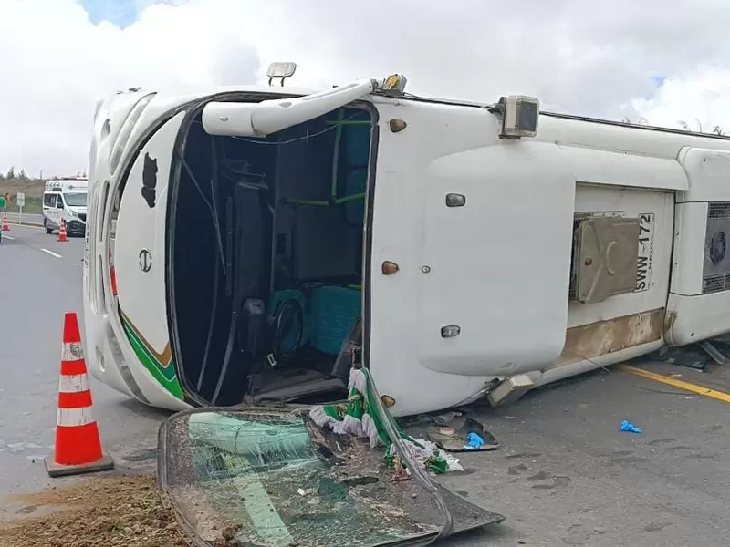 El bus se volcó sobre la vía