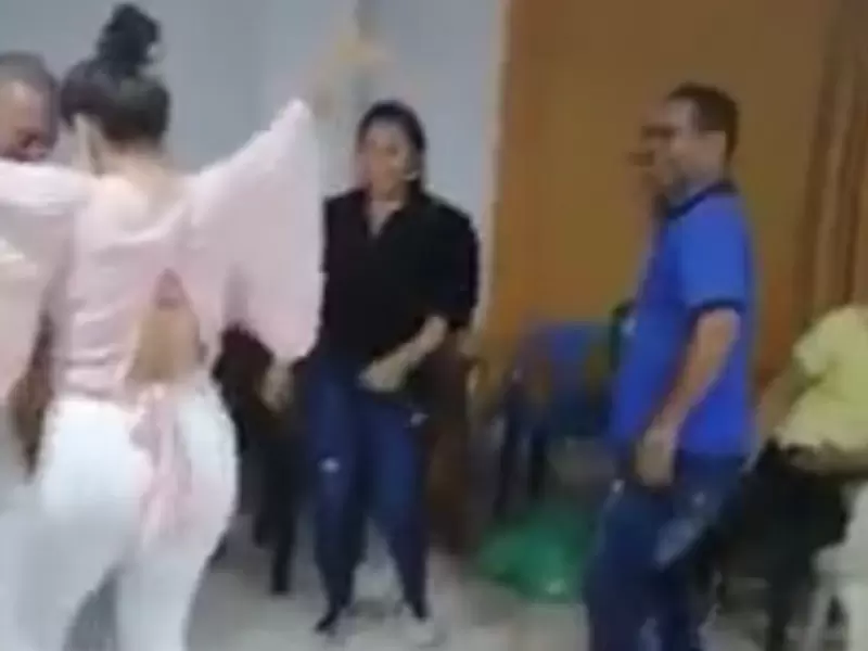Concejales bailando en el recinto del concejo municipal.