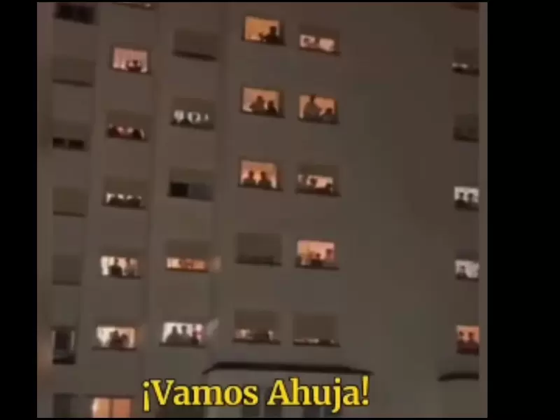 estudiantes gritan insultos machistas a residencia de alumnas