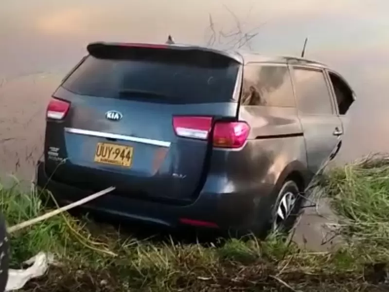 Camioneta rescatada del Canal del Dique