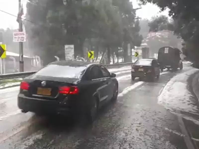 Carros pasan con precaución por granizada en La Calera