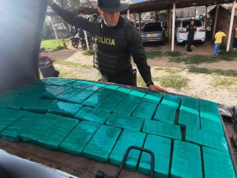 Cocaína en techo de camioneta que ingresaba a Bogotá
