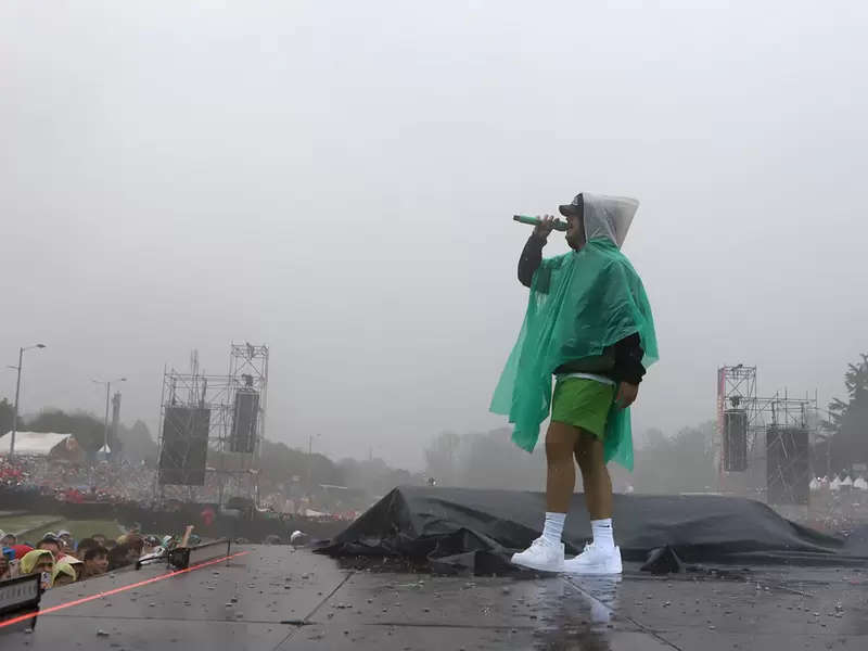 Feid en medio de la lluvia en el Megaland