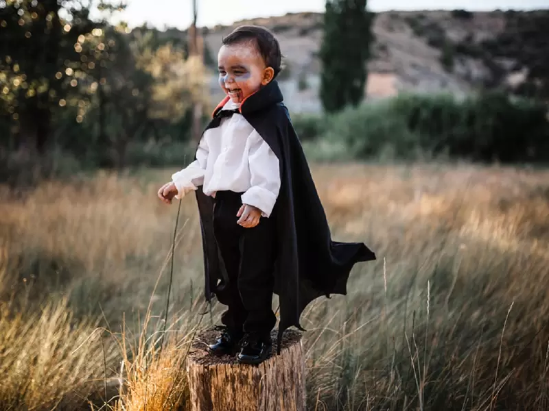 Un niño disfrazado de Dracula en Halloween