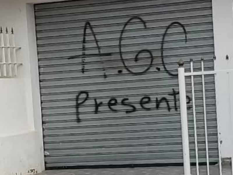 Grafitis amenazantes Autodefensas Gaitanistas de Colombia en Bolívar