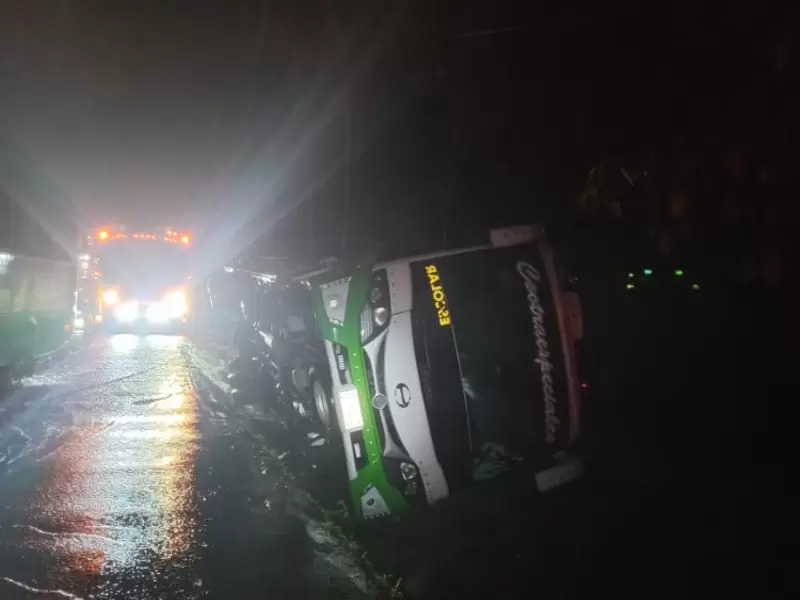 Volcamiento de un bus en la vía Medellín - Valdivia