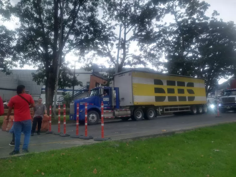 Bloqueo en la avenida regional a la altura de Sabaneta, Antioquia.