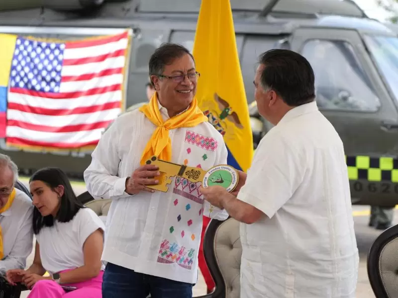 Gustavo Petro recibe helicópteros de EE.UU.