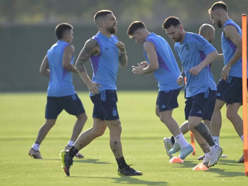 Messi en el último entrenamiento de Argentina antes del debut en Qatar
