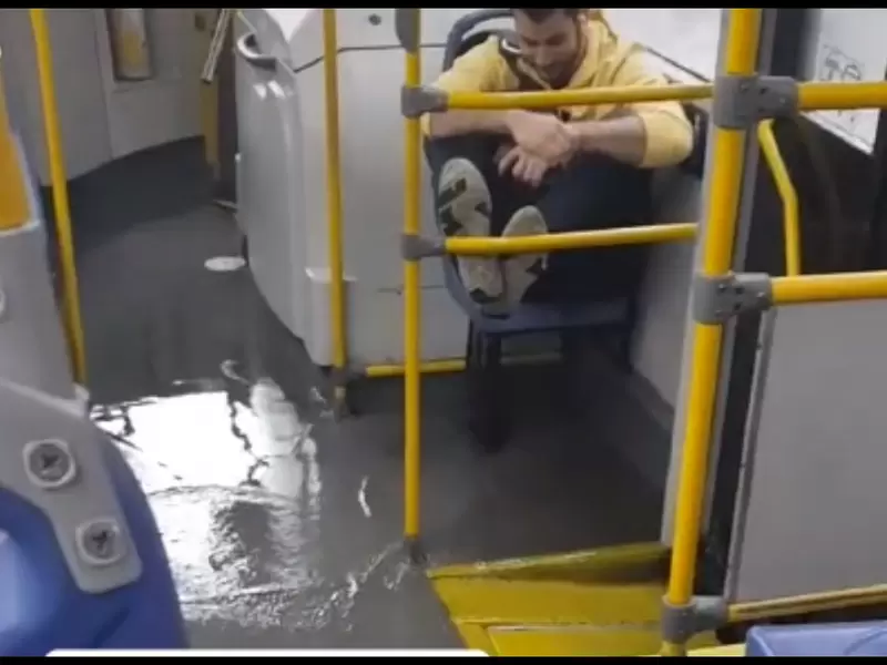 Bus del SITP se inundó por aguacero en Bogotá: parecía una piscina Bus del SITP se inundó por aguacero en Bogotá: parecía una piscina