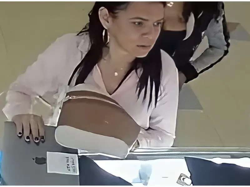 Descubren a señora 'muy refinada' robando en un centro comercial de Medellín