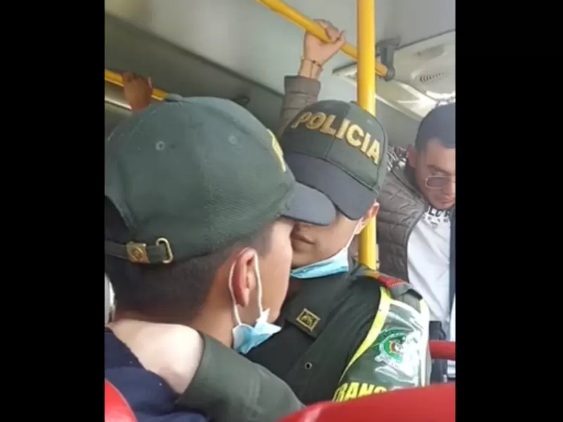 Policías profesándose su amor en Transmilenio Policías profesándose su amor en Transmilenio