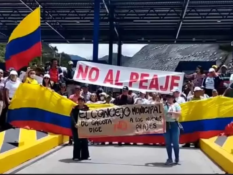 Manifestantes en la vía Pamplona Cúcuta