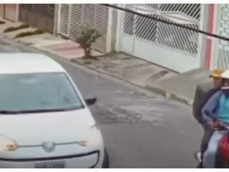 Conductor atropelló a delincuentes