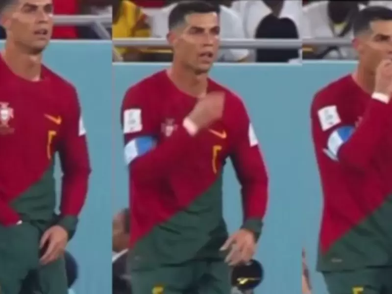 Cristiano Ronaldo saca algo de su pantaloneta