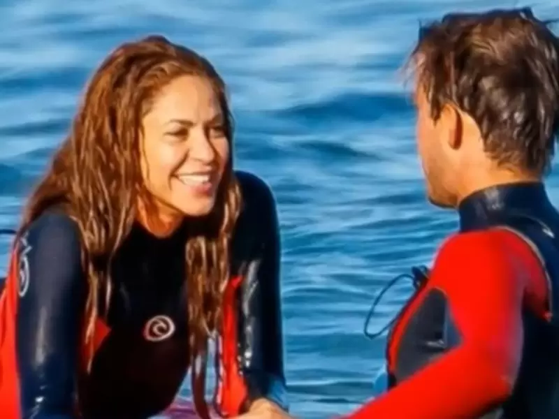 Shakira aparece en la playa con su entrenador: Piqué en el olvido Shakira aparece en la playa con su entrenador: Piqué en el olvido