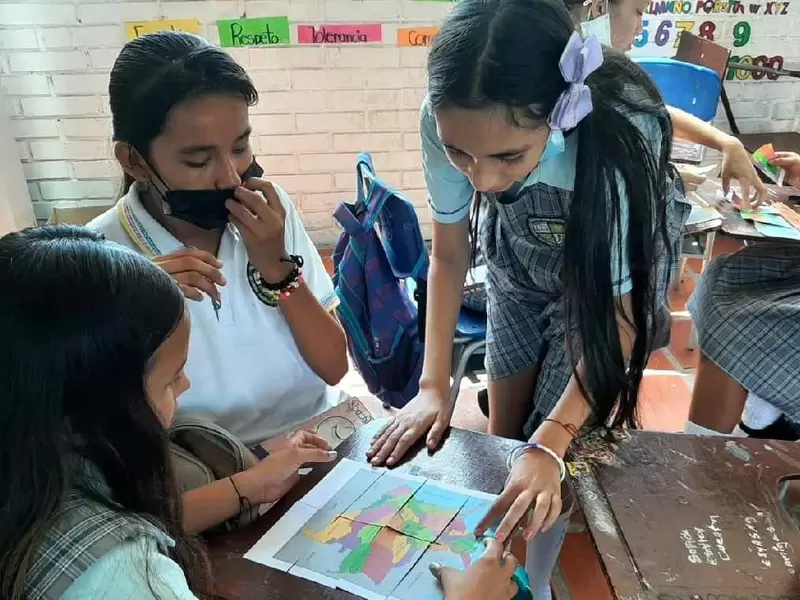 Niñas estudiando