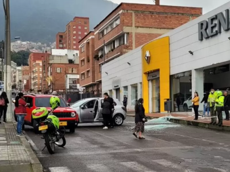 Estrelló su carro nuevo sacándolo del concesionario en Bogotá
