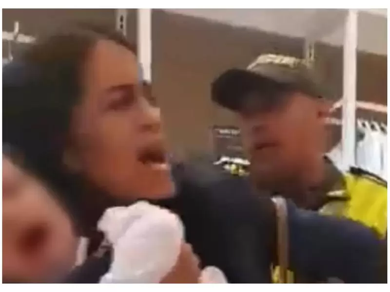 Mujer es sacada con su hija en brazos de lujosa tienda en Cartagena