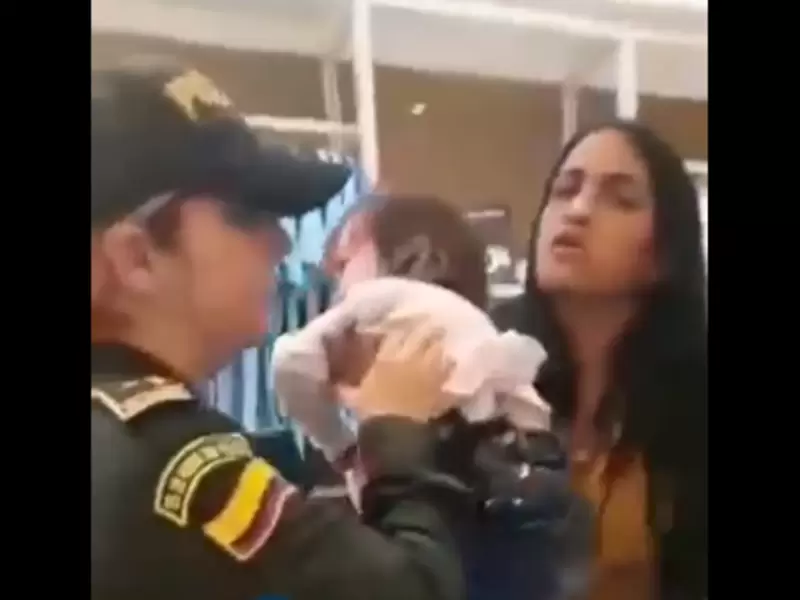 Policías saca a mujer de una tienda de Cartagena Policías saca a mujer de una tienda de Cartagena
