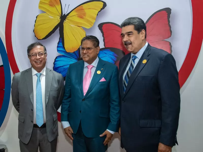 Presidente Gustavo Petro reunido con los presidentes de Venezuela y Surinam.