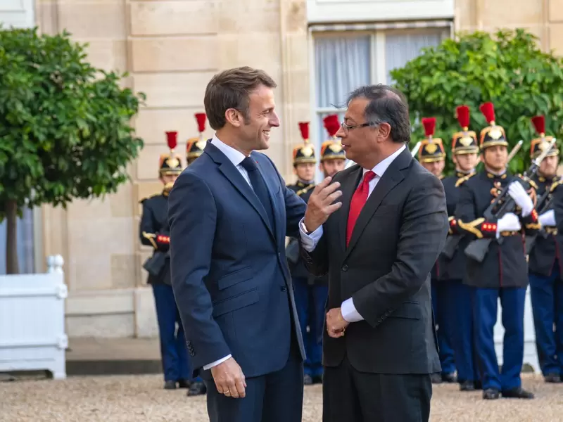 Reunión entre el presidente de Francia y Colombia en París.