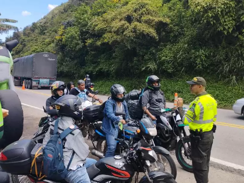 Policía con motorizados en la vía