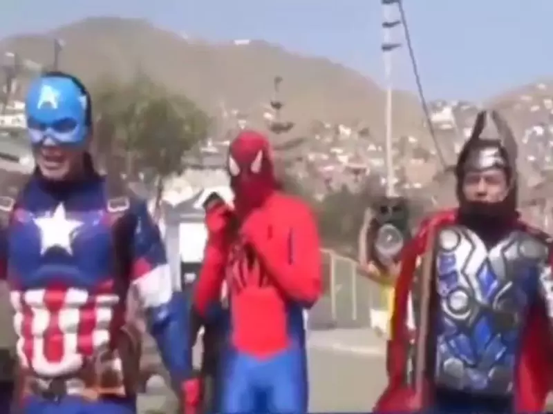 Policías disfrazados de "Avengers" en Perú Policías disfrazados de "Avengers" en Perú