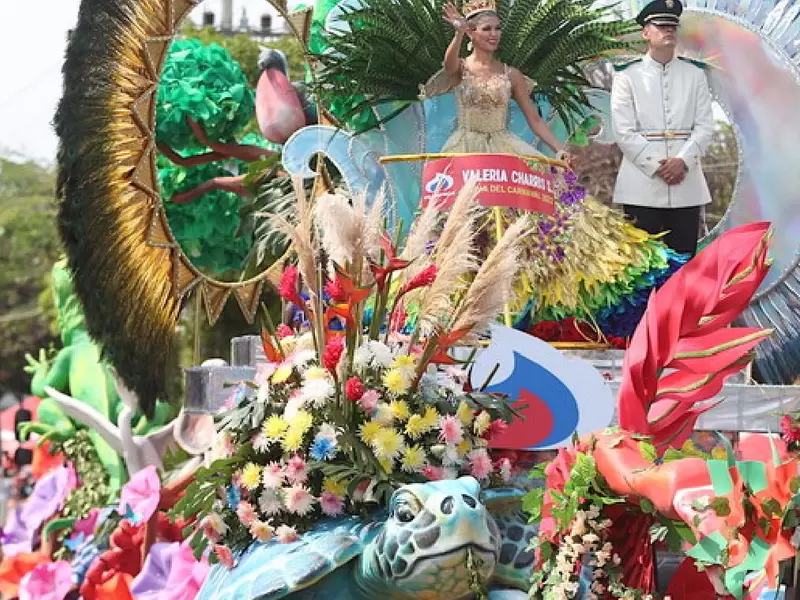 Mujer en carrosa colorida y decorada con flores