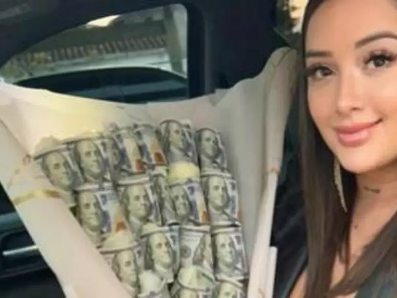 Mujer le regalaron ramo de dólares Mujer le regalaron ramo de dólares