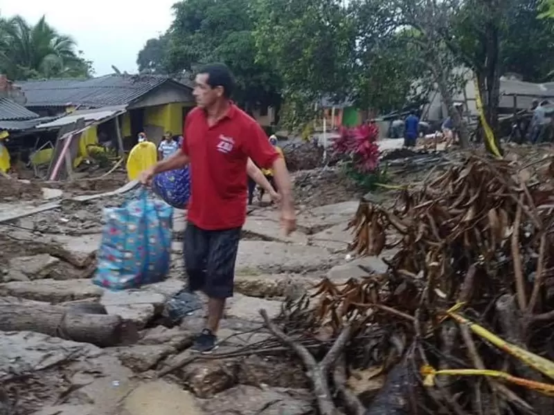 Cientos de viviendas colapsaron
