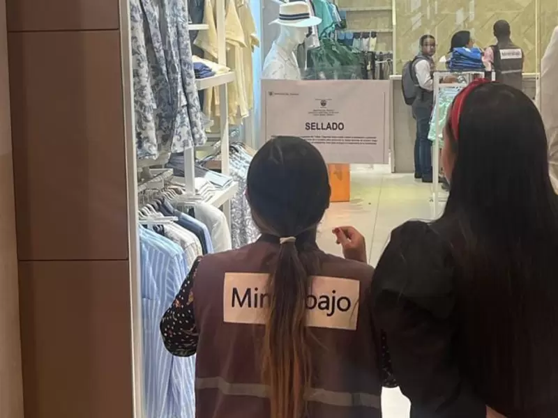 Sellamiento de reconocido establecimiento de venta de ropa en Cartagena