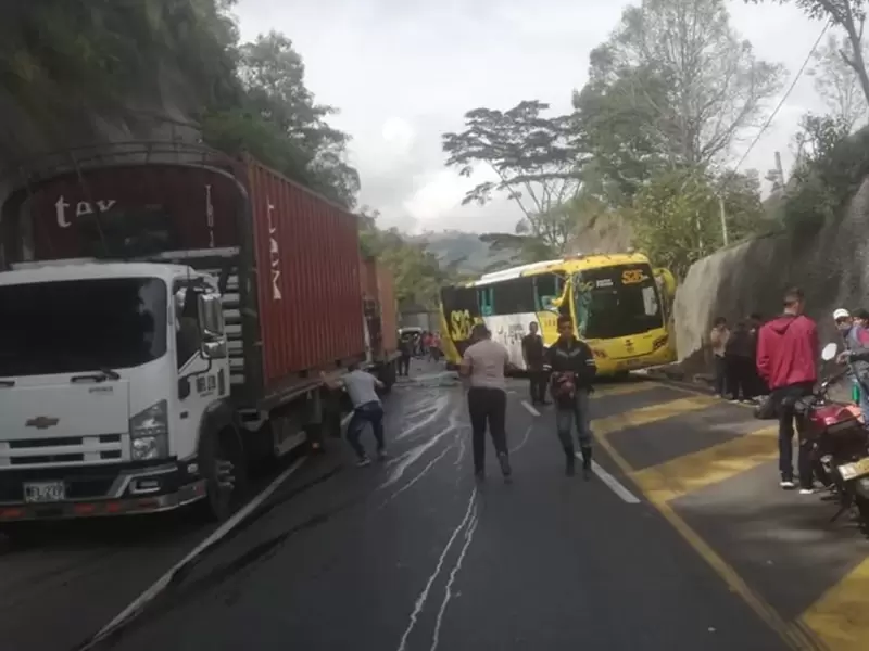 Accidente múltiple en el descenso de La Línea.