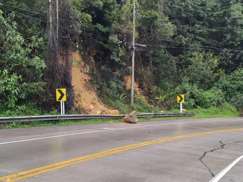 Caída roca en vía Bogotá - La Calera